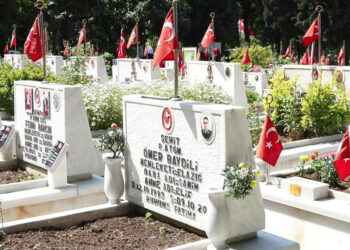 Edirnekapı Şehitliği'nde anneler duygusal anlar yaşadı