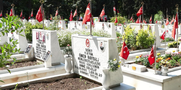 Edirnekapı Şehitliği'nde anneler duygusal anlar yaşadı