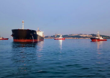 Haydarpaşa açıklarında yük gemisi karaya oturdu