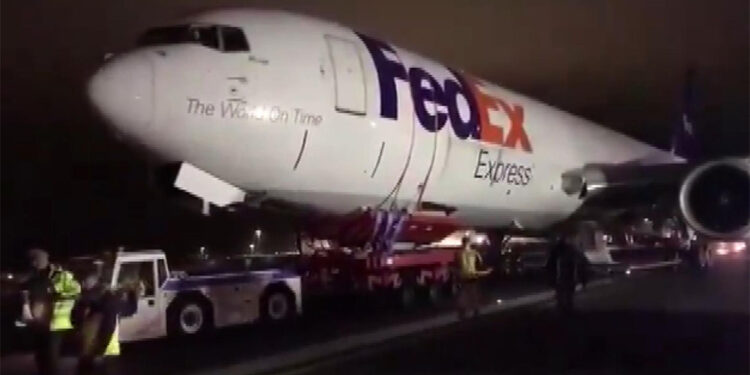 Gövdesi üzerine iniş yapan kargo uçağı kaldırıldı