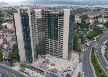 Sarıyer'de atıl durumda bekleyen 27 katlı bina çürümeye terk edildi