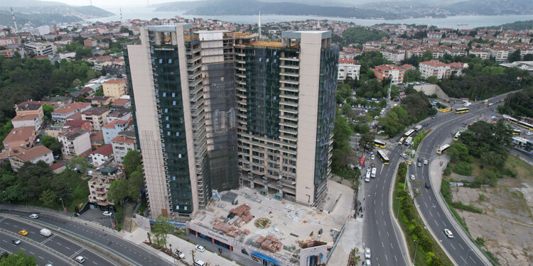 Sarıyer'de atıl durumda bekleyen 27 katlı bina çürümeye terk edildi