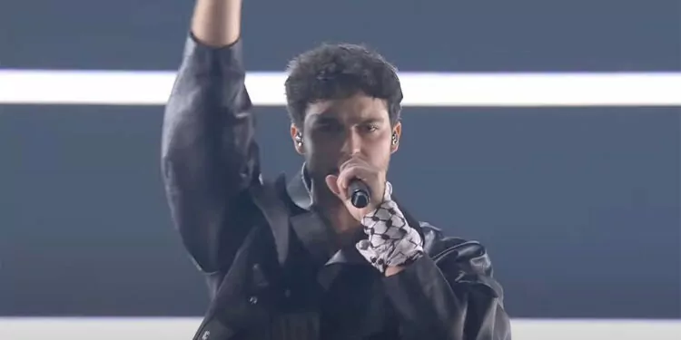 İsveçli sanatçı eric saade eurovision'a filistin kefiyesiyle çıktı