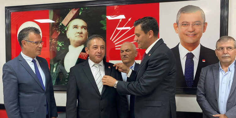 İYİ Parti Alaşehir’de istifa depremi! CHP’ye katıldılar