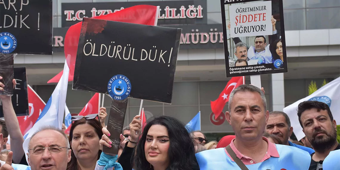 İstanbul eyüpsultan'da özel bir lisede okul müdürü olan i̇brahim okutgan'ın, bir öğrenci tarafından tabancayla vurularak öldürülmesini, i̇zmir’de bir araya gelen öğretmenler protesto etti. Şiddete karşı tepkilerini dile getiren eğitimciler yasal düzenleme istediklerini söyledi.