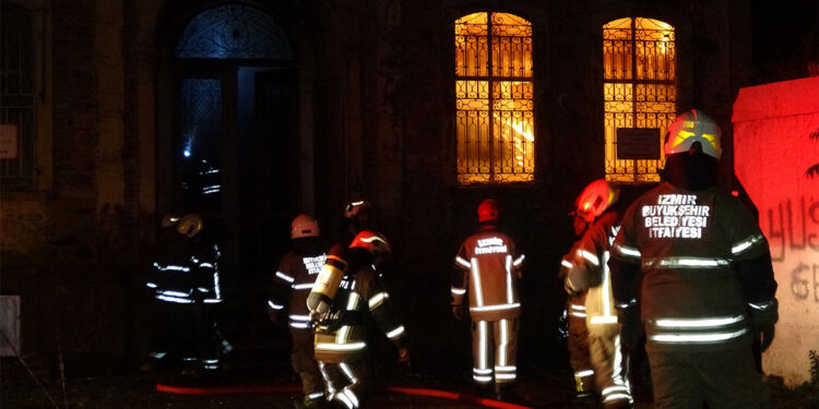 İzmir'de tarihi binada yangın