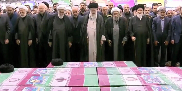 İbrahim Reisi'nin cenaze töreninde yoğun kalabalık