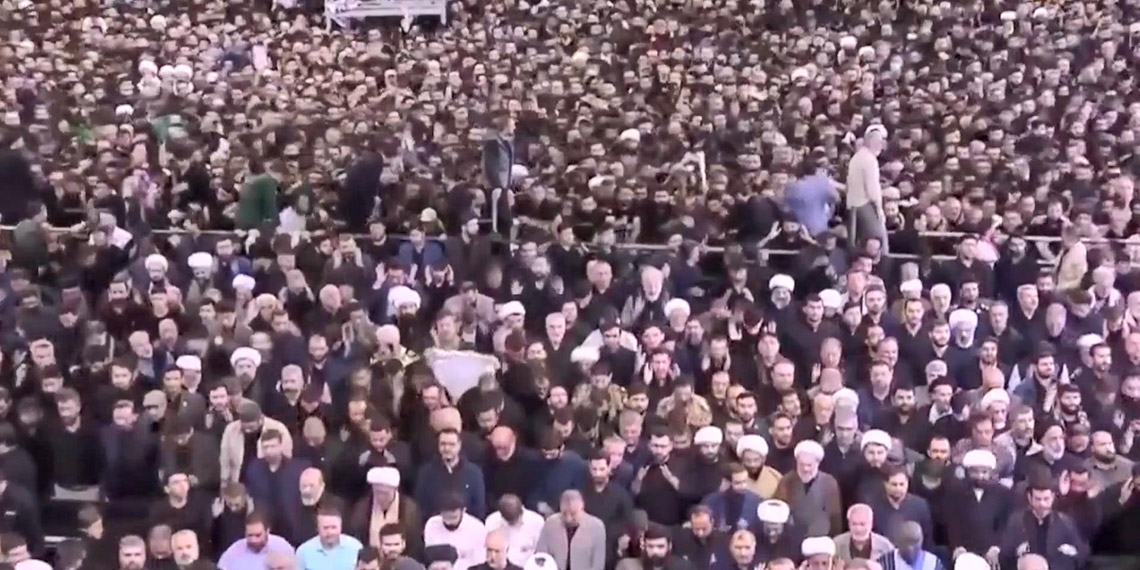 İbrahim Reisi'nin cenaze töreninde yoğun kalabalık