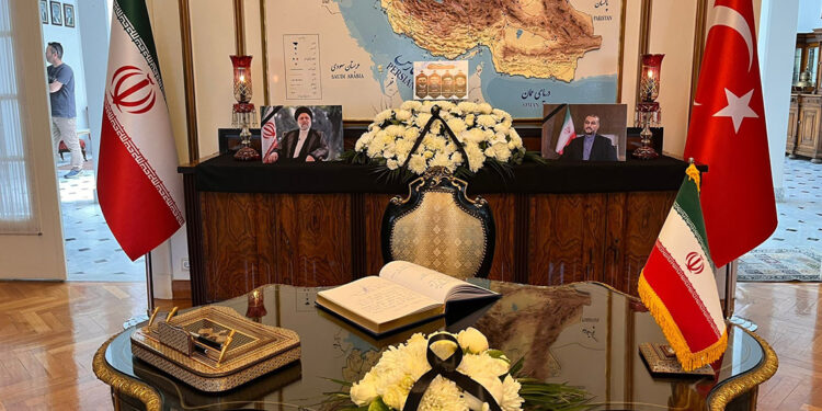 İran'ın Ankara Büyükelçiliği'nde taziye defteri