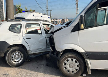 İşçi servis minibüsüyle otomobil çarpıştı: 7 yaralı
