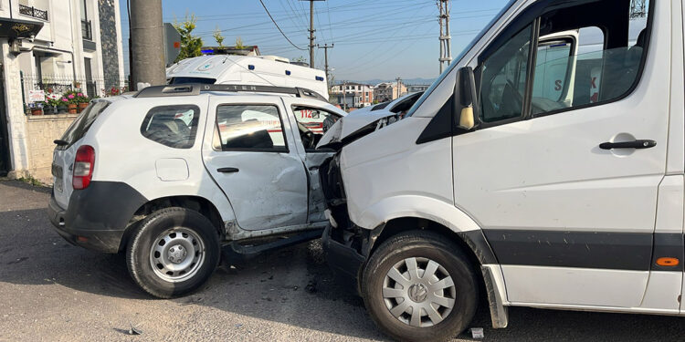 İşçi servis minibüsüyle otomobil çarpıştı: 7 yaralı