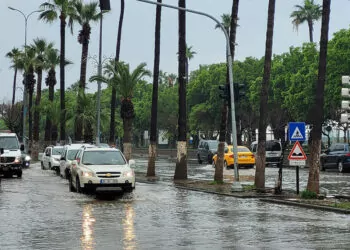 İskenderun'da sağanak yağışta yollar göle döndü