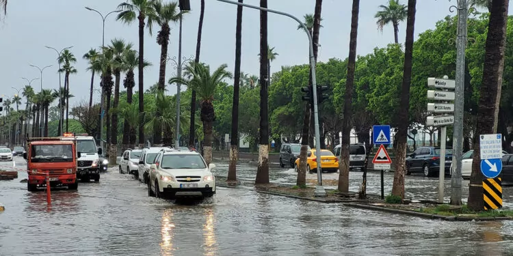İskenderun'da sağanak yağışta yollar göle döndü