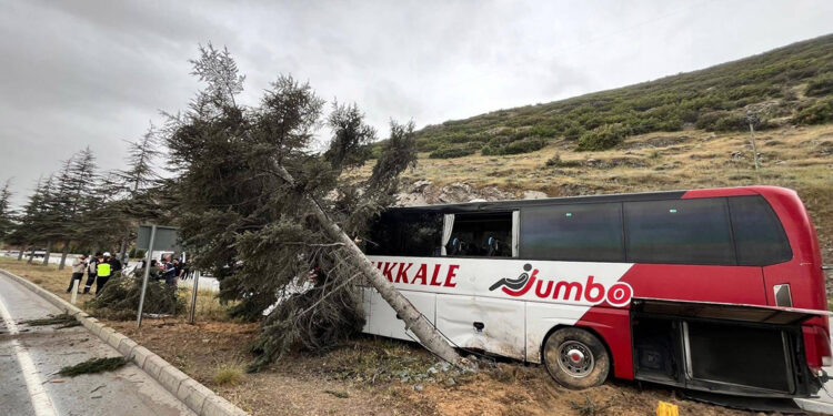 Isparta'da yolcu otobüsü ağaca çarptı: 11 yaralı