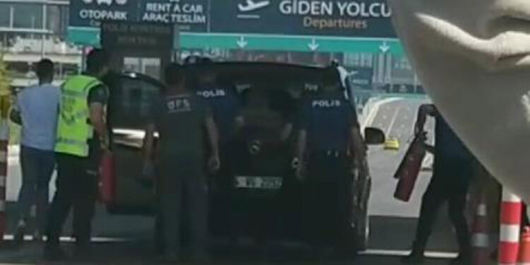 İstanbul Havalimanı'na yolcu taşıyan araçta yangın