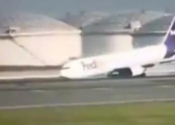 İstanbul havalimanı'nda uçak gövdesi üstü indi