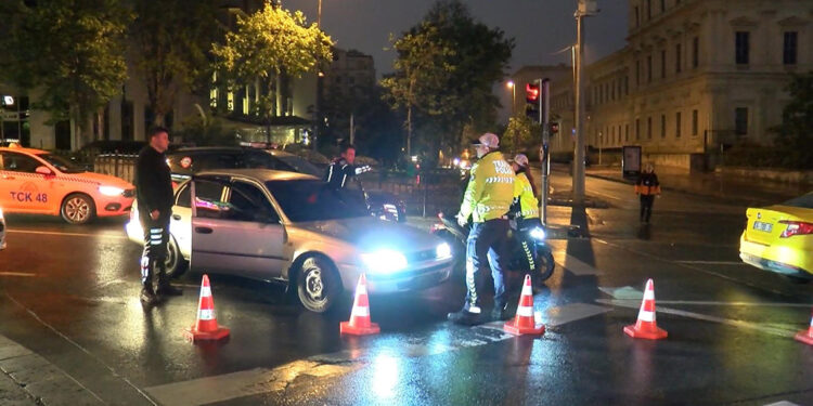 İstanbul'da Taksim'e çıkan yollar trafiğe kapatıldı