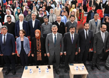 İstiklal Marşı okunduğu sırada ayağa kalkmayan akademisyen açığa alındı
