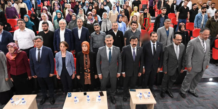 İstiklal Marşı okunduğu sırada ayağa kalkmayan akademisyen açığa alındı