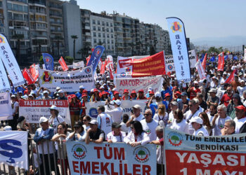İzmir'de 1 Mayıs, Gündoğdu Meydanı'nda kutlandı