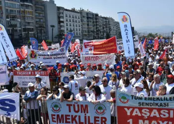 İzmir'de 1 mayıs, gündoğdu meydanı'nda kutlandı