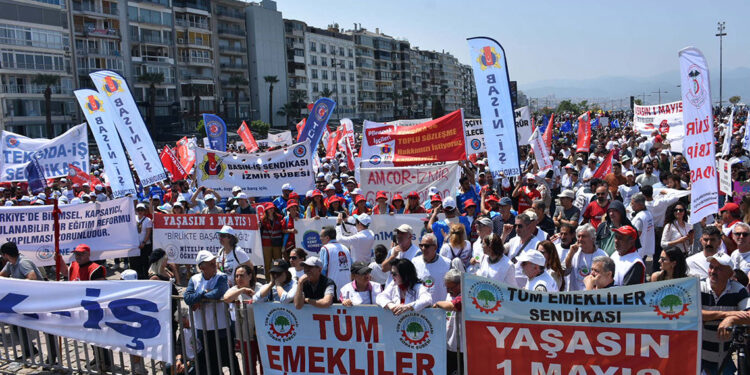 İzmir'de 1 Mayıs, Gündoğdu Meydanı'nda kutlandı