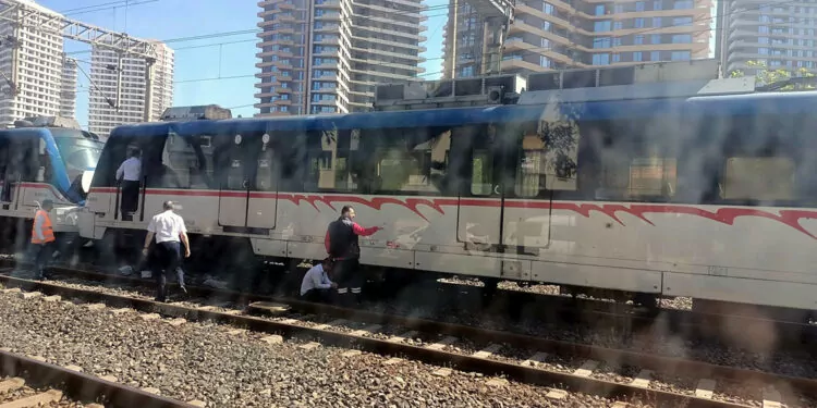 İzmir'de yolcu treni raydan çıktı; yolcular tahliye edildi