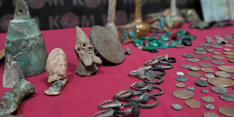 İzmir'in 3 ilçesinde tarihi eser kaçakçılarına operasyon