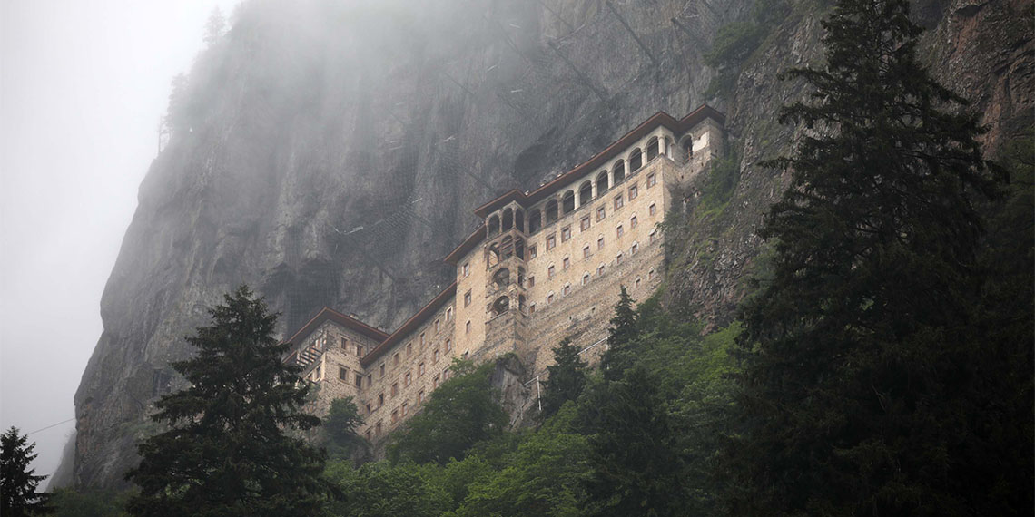 Orta Doğu ve Körfez ülkelerinden gelen yaklaşık 1,5 milyon turistle, 1 milyar doları aşkın döviz geliri elde edilen Trabzon'da kayıt dışı işletmecilik sayısı 2 bin 800'e yükseldi.