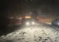 Kastamonu'ya kar yağdı; araçlar yollarda kaldı