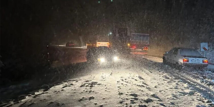 Kastamonu'ya kar yağdı; araçlar yollarda kaldı