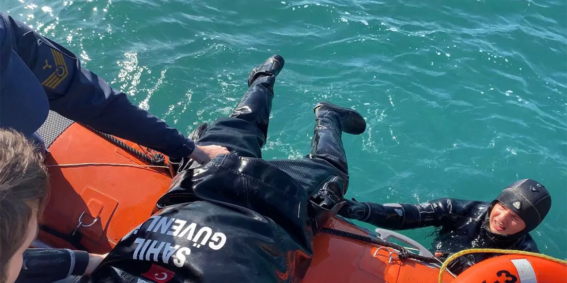 Bartın’ın amasra ilçesinde ulaşımın zor olduğu kayalıklarda mahsur kalan amatör balıkçı o. S. D. (27) lastik botla gelen sahil güvenlik ekiplerinin yarım saatlik çalışmasıyla kurtarıldı.