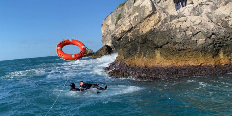 Kayalıklarda mahsur kalan amatör balıkçı kurtarıldı