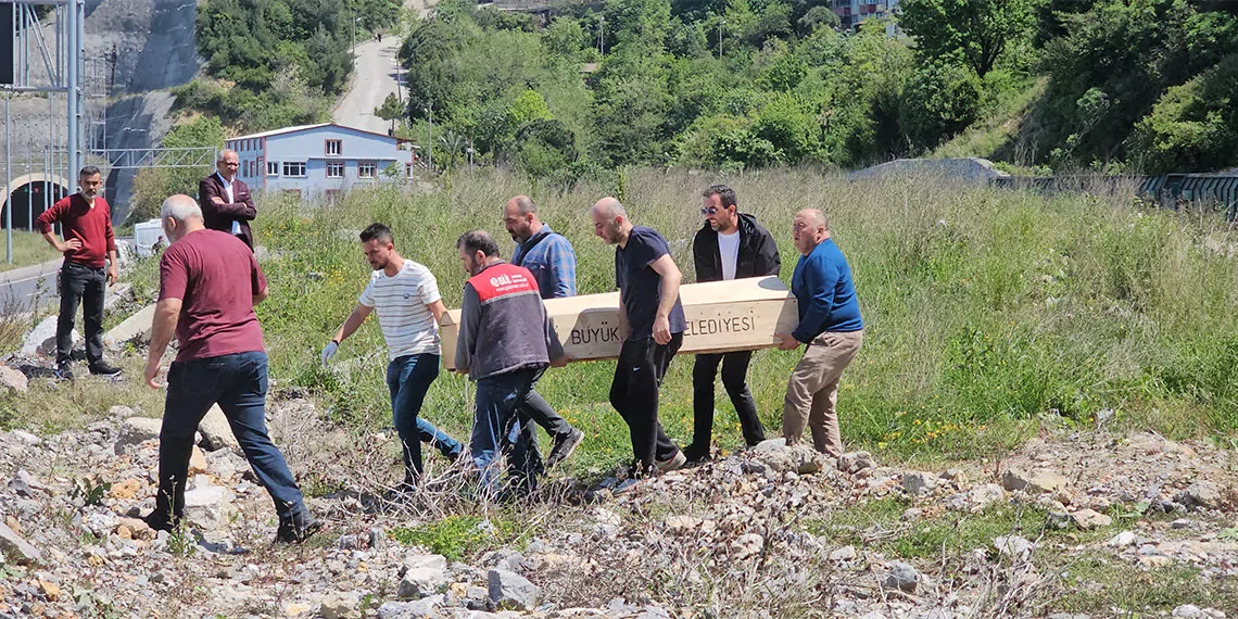 Zonguldak’ın kilimli ilçesinde kayıp demans hastası annesini ararken, tren çarpmasıyla öldüğünü öğrendi.