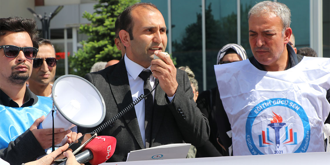 İstanbul'da okul müdürü İbrahim Oktugan'ın, Iraklı lise öğrencisi Y.K. (17) tarafından silahla öldürmesine yönelik Kayserili eğitimciler, basın açıklaması yaptı.