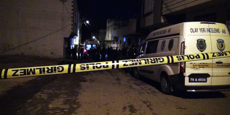 Baba, anne ve 3 çocuğu evlerinde ölü bulundu