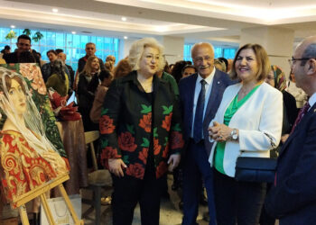 Anneler Günü nedeniyle karma yağlı boya resim sergisi açtı