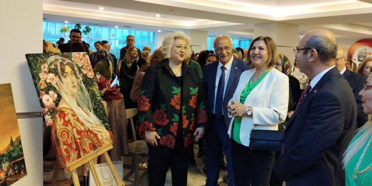 Anneler Günü nedeniyle karma yağlı boya resim sergisi açtı