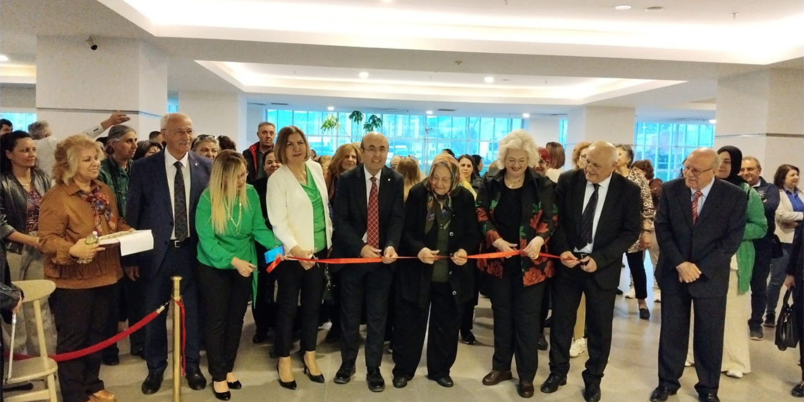 Kırşehir'de ev hanımı Demet Hatunoğlu (55), Anneler Günü nedeniyle karma yağlı boya resim sergisi açtı.