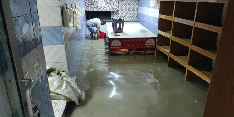 Konya'daki sağanakta cadde ve sokaklar suyla doldu