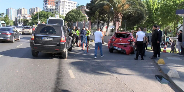 Kadıköy Evlendirme Dairesi önünde zincirleme kaza