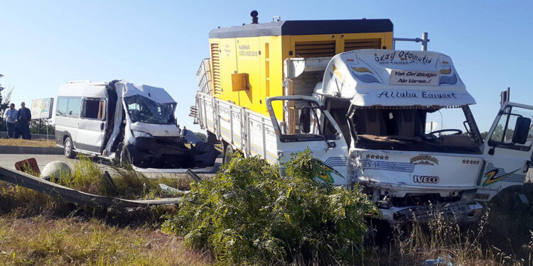 Kamyonet, kırmızı ışıkta bekleyen 2 işçi servisine çarptı: 18 yaralı