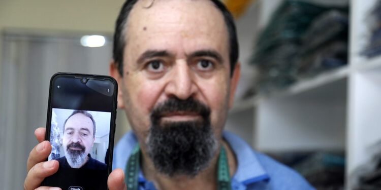 Kanser tedavisi gördü, beyaz saçı ve sakalı siyah uzadı