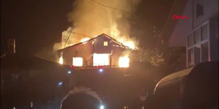 Karabük'te 2 katlı evde yangın