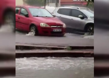 Karabük'te sağanak; ev ve işyerlerini su bastı