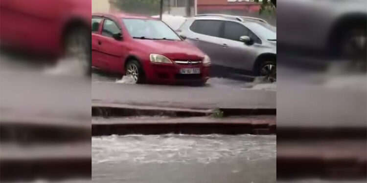 Karabük'te sağanak; ev ve işyerlerini su bastı