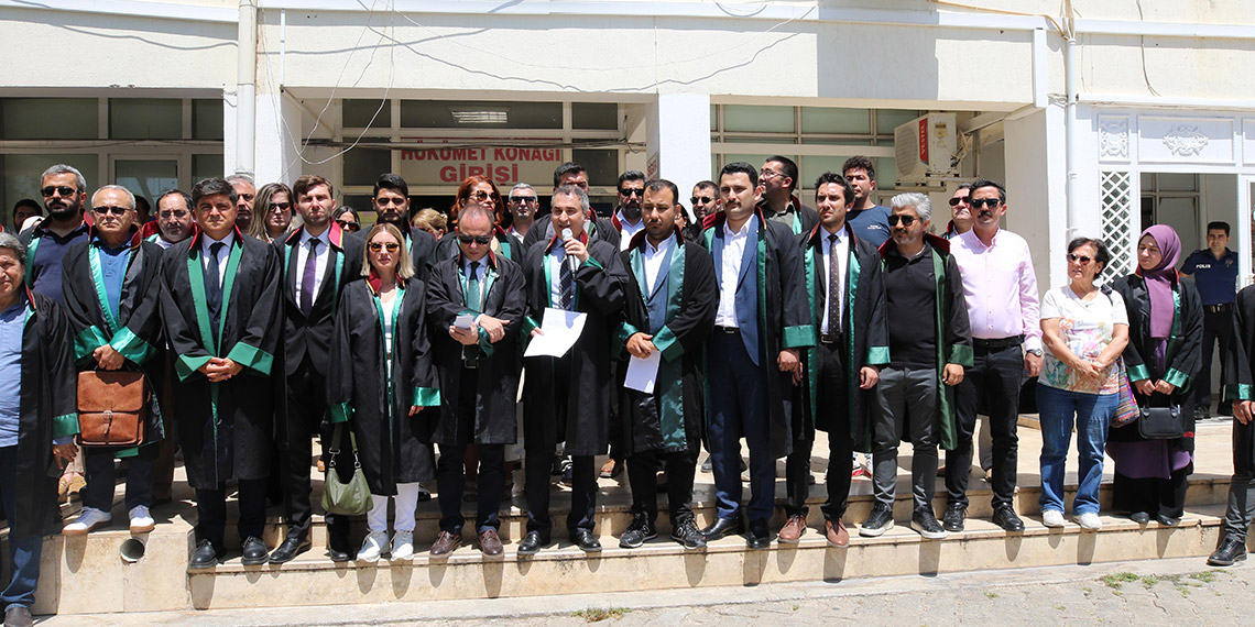 Kaş Adliyesi'nde dün mesai bitimine doğru Avukat Hakan Tüzen ile Başsavcı Gökhan Feyzoğlu arasında personel tuvaletinin kullanımına yönelik tartışma yaşandı.