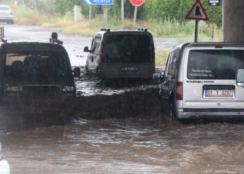 Kayseri'de sağanak yağış; yollar göle döndü