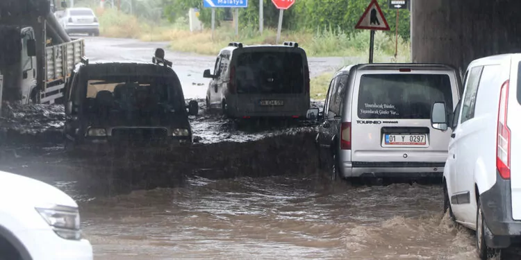 Kayseri'de sağanak yağış; yollar göle döndü