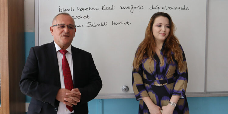 Kendisini okutan sınıf öğretmeni ile birlikte görev yapıyor